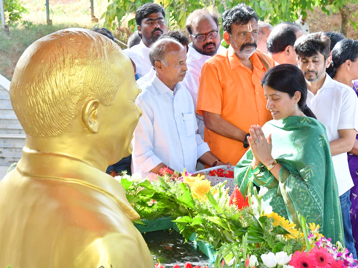 YS Jagan Pays Tributes to Dr YS Rajasekhara Reddy at YSR Ghat Idupulapaya 4
