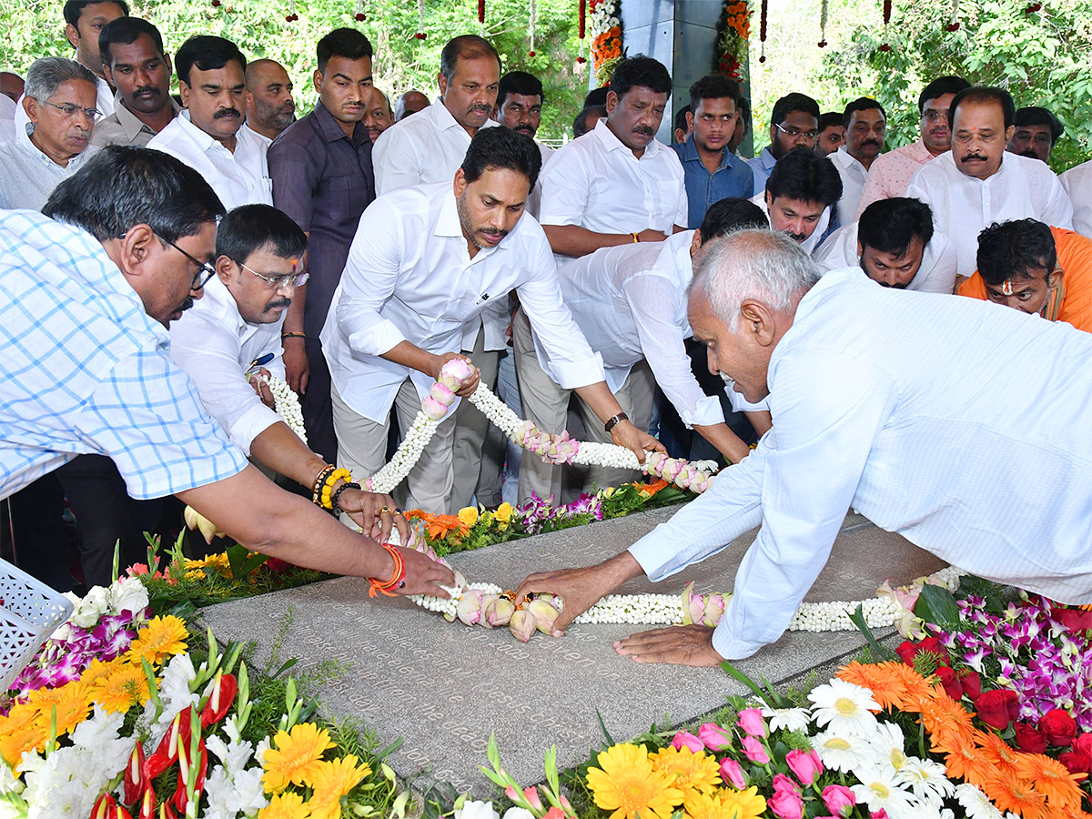 YS Jagan Pays Tributes to Dr YS Rajasekhara Reddy at YSR Ghat Idupulapaya 5