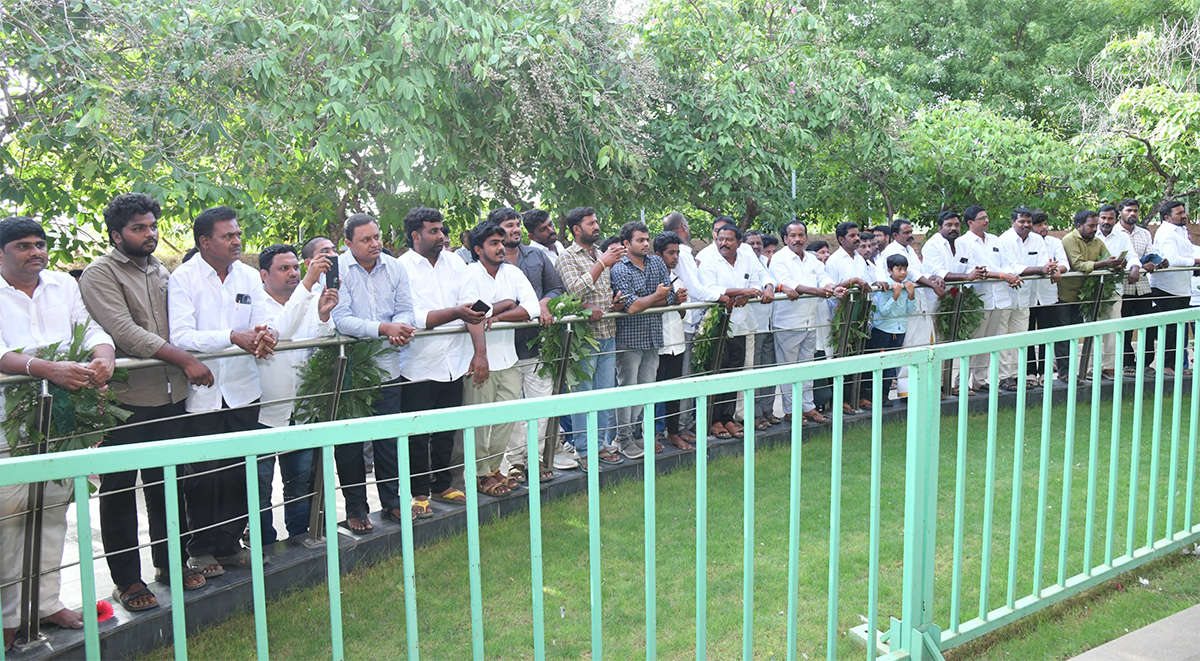 YS Jagan Pays Tributes to Dr YS Rajasekhara Reddy at YSR Ghat Idupulapaya 6