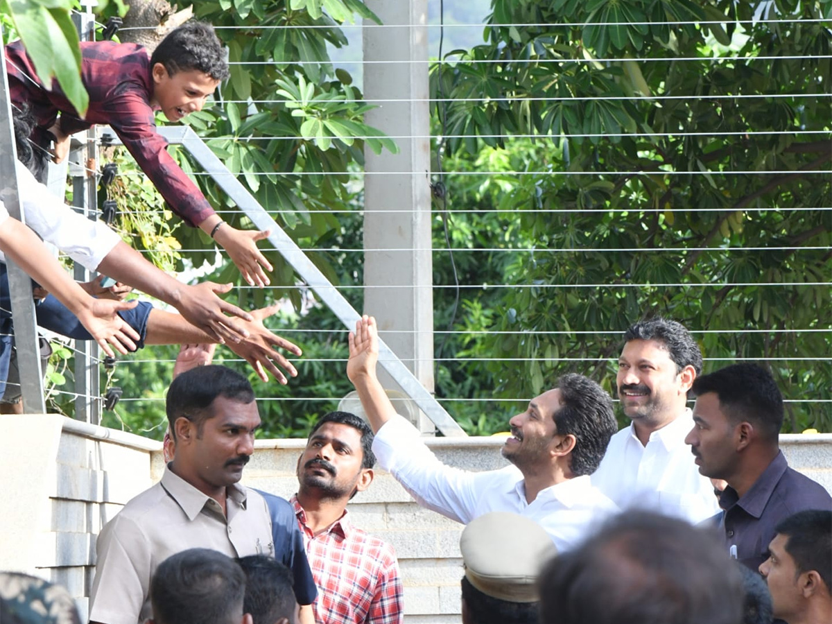 YS Jagan Pays Tributes to Dr YS Rajasekhara Reddy at YSR Ghat Idupulapaya 7