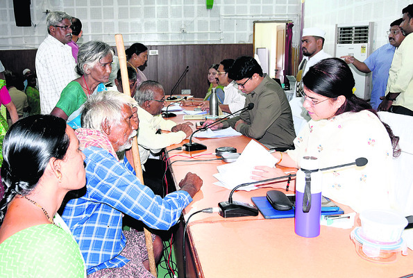 ప్రజల అర్జీలపై దృష్టి సారించాలి 1