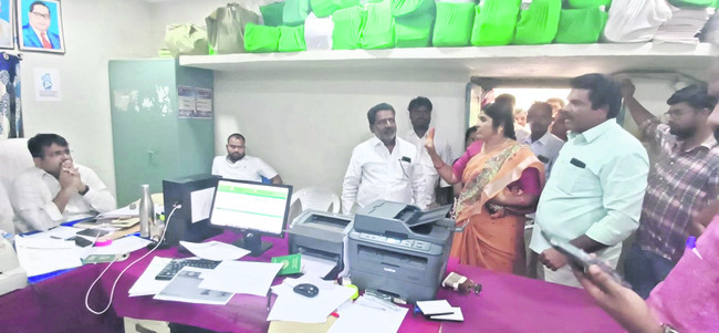 మహిళా రైతు ఆత్మహత్యాయత్నం
1