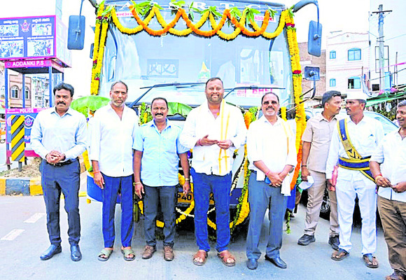 నూతన బస్లను ప్రారంభించిన మంత్రులు 2