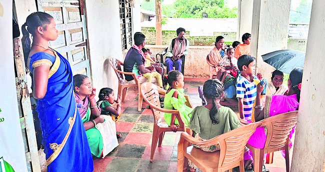 నిలిచిన సేవలు.. ప్రజల ఇబ్బందులు1
