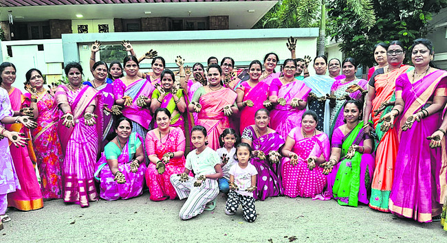 సంబరంగా ఆషాఢ గోరింటాకు పండుగ1
