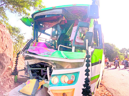 డివైడర్ను ఢీకొన్న మినీ బస్సు1