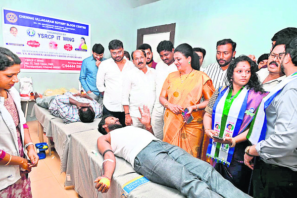 ఐటీ ఉద్యోగుల రక్తదానం
4