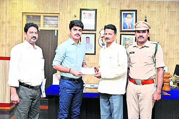 పాఠశాలల్లో ఆకస్మిక తనిఖీలు 1