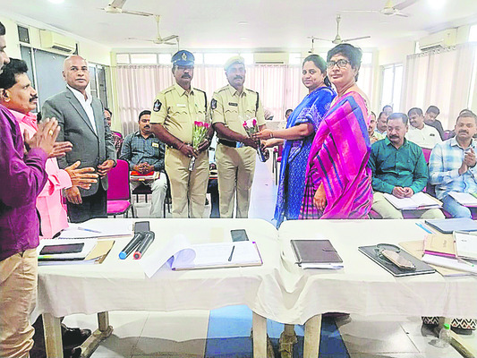 బంగారు కుటుంబాలను ప్రతి ఉద్యోగి దత్తత తీసుకోవాలి 1