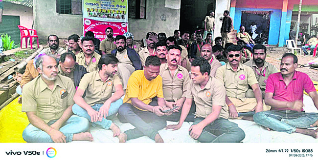 డ్రైవర్ల సమ్మెతో నిలిచిన ఎరువుల గూడ్స్ రైలు 3