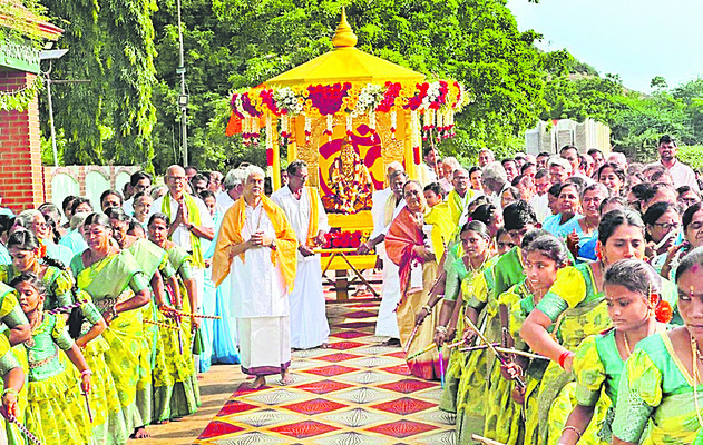 నూతన బస్లను ప్రారంభించిన మంత్రులు 3