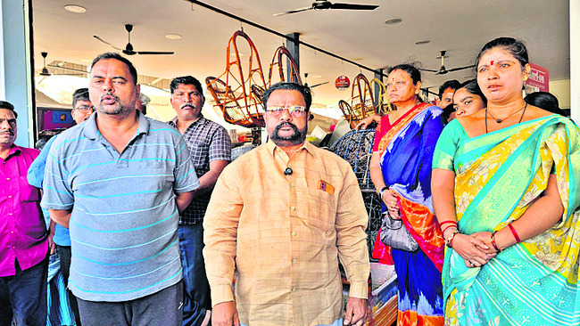 కూలిన బీవీఎస్ కాంప్లెక్స్ గోడ1