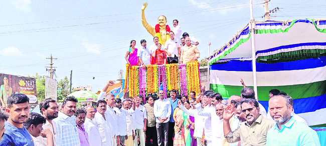YSR Statue1