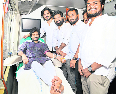రక్తదానం చేస్తున్న భూమన అభినయరెడ్డి8