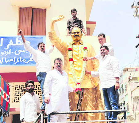 నీరాజనం2