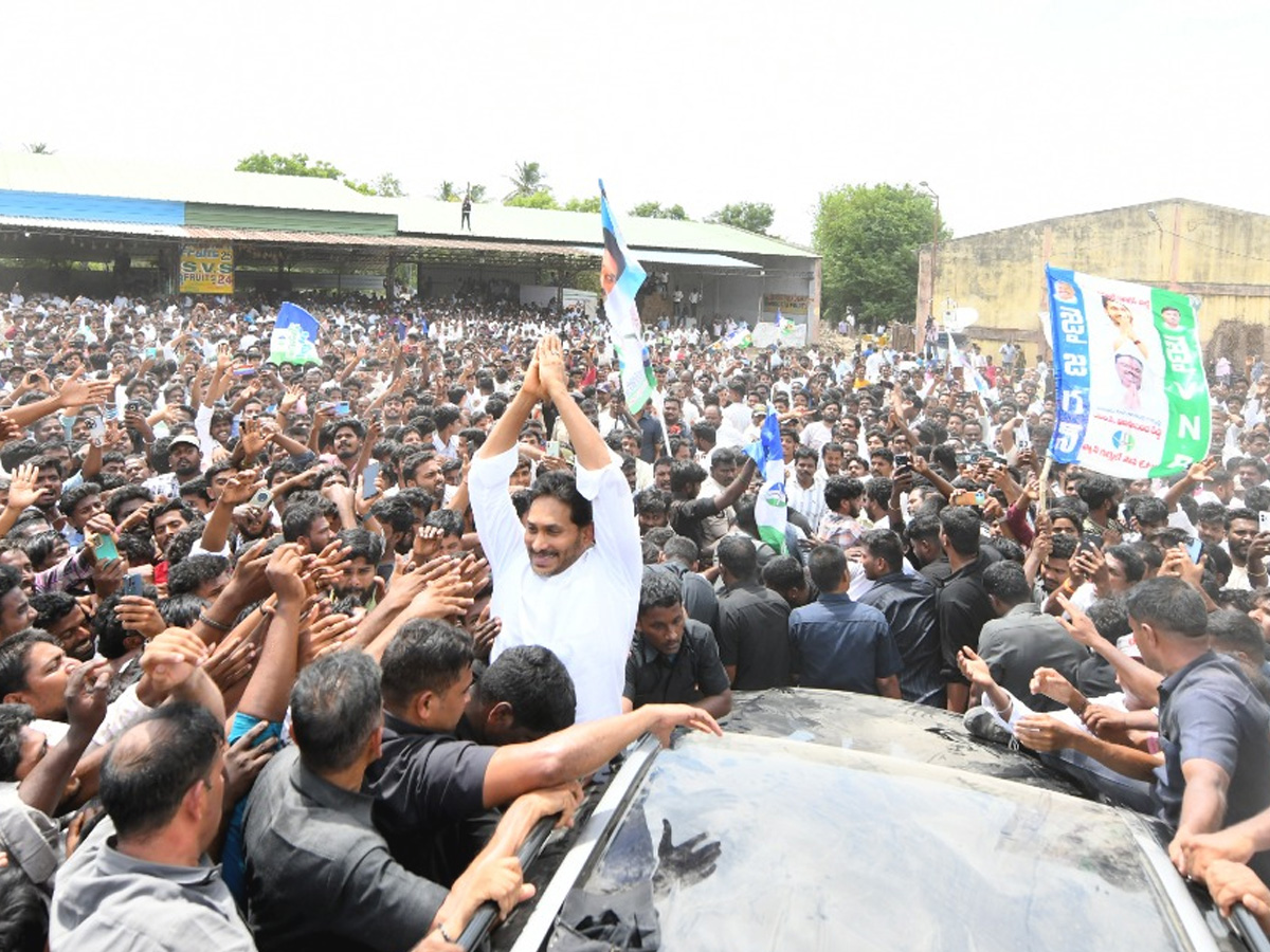 Heavy Public Crowd To Meet YS Jagan At Bangarupalyam Chittoor District Photos27