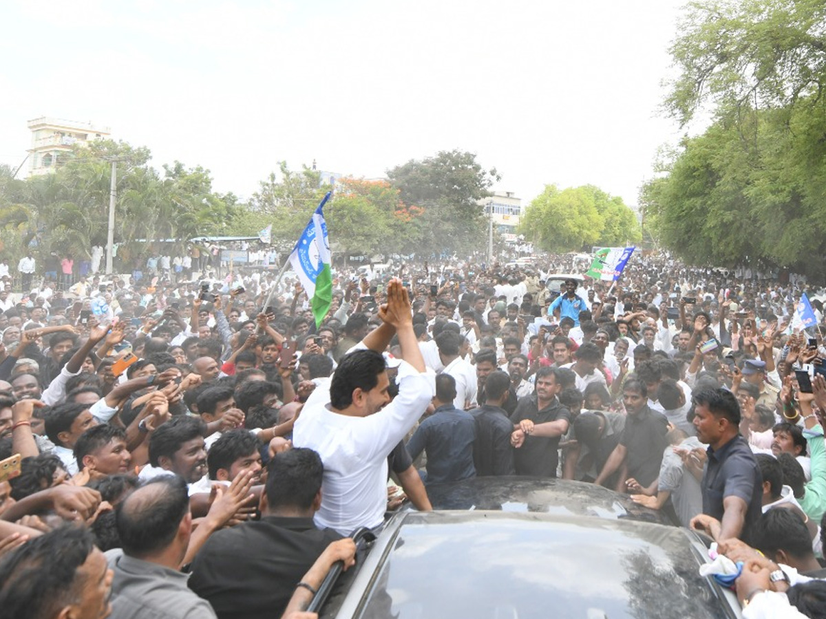 Heavy Public Crowd To Meet YS Jagan At Bangarupalyam Chittoor District Photos3