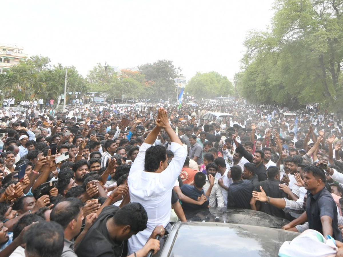 Heavy Public Crowd To Meet YS Jagan At Bangarupalyam Chittoor District Photos4