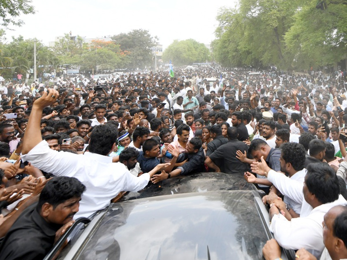 Heavy Public Crowd To Meet YS Jagan At Bangarupalyam Chittoor District Photos5