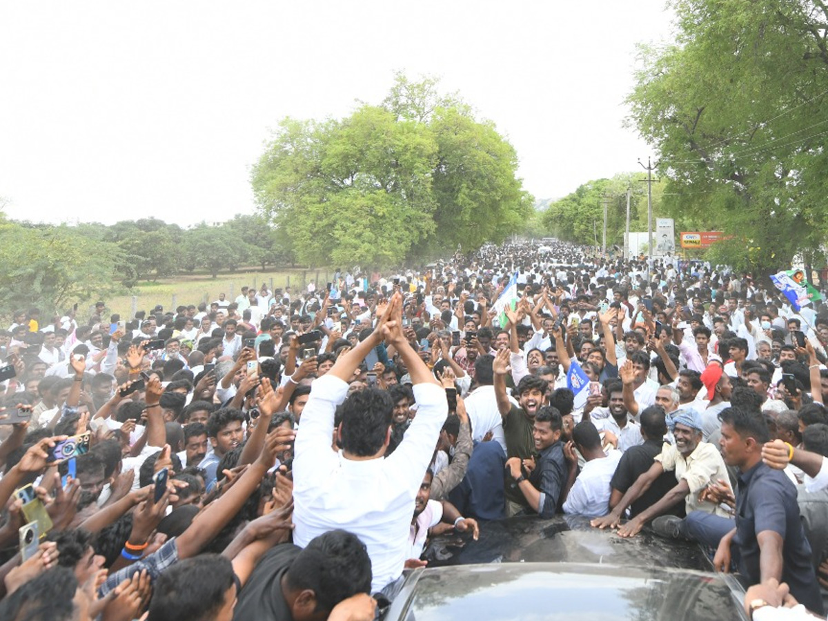 Heavy Public Crowd To Meet YS Jagan At Bangarupalyam Chittoor District Photos6