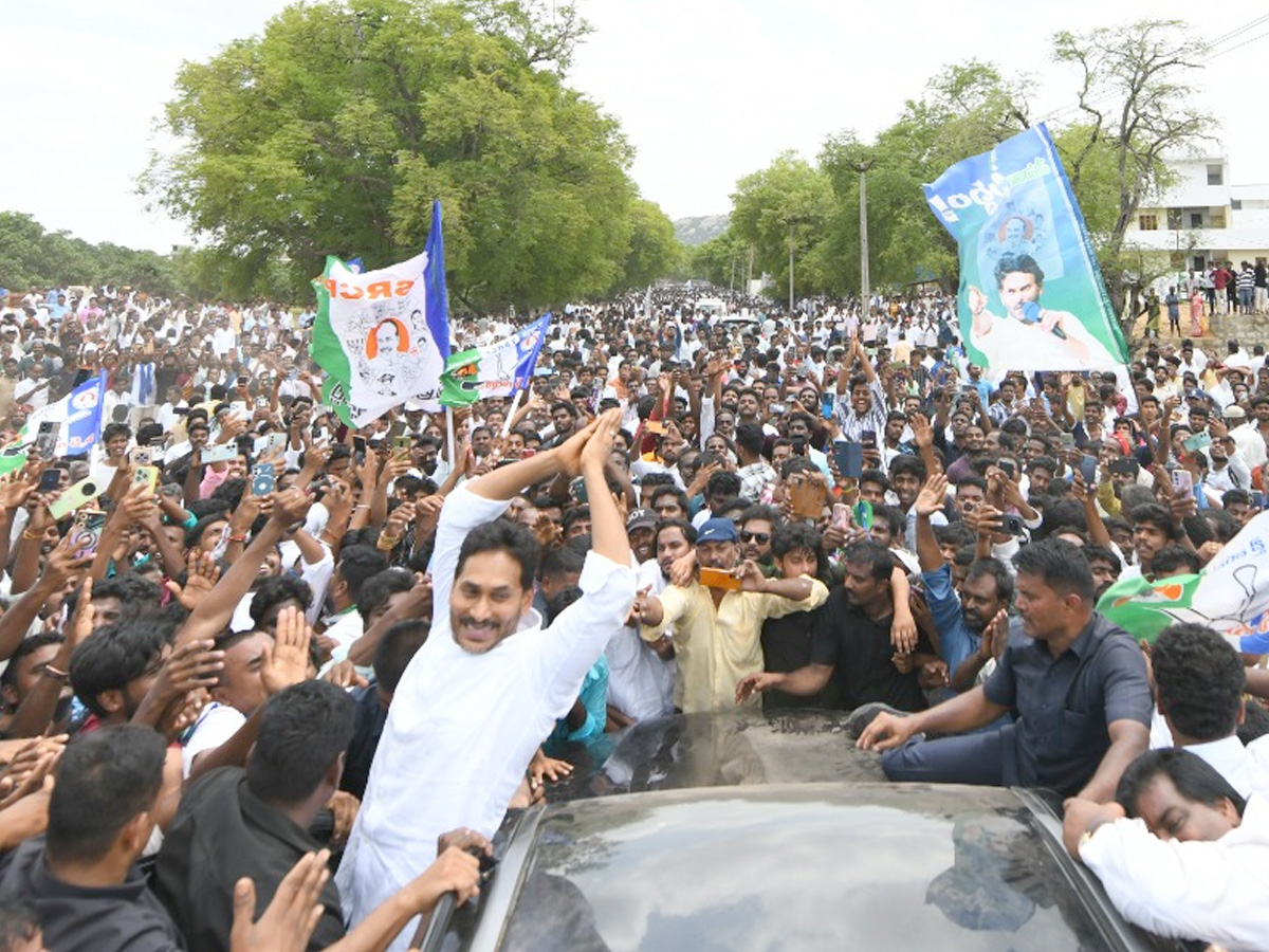 Heavy Public Crowd To Meet YS Jagan At Bangarupalyam Chittoor District Photos9