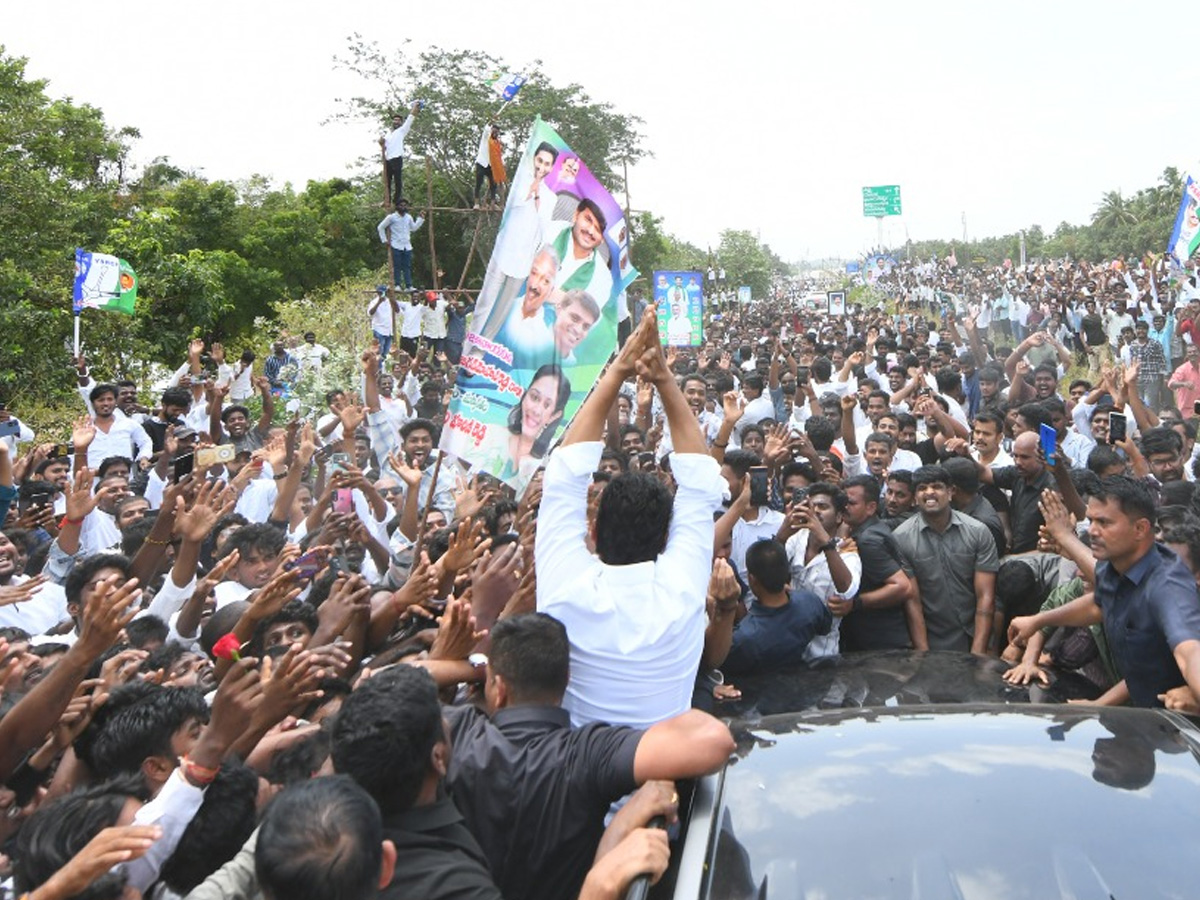 Heavy Public Crowd To Meet YS Jagan At Bangarupalyam Chittoor District Photos11