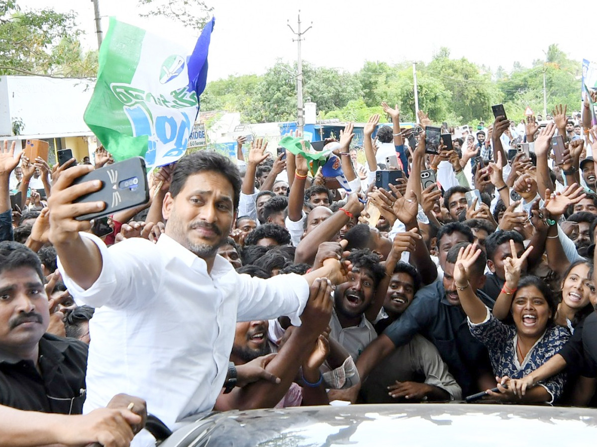 Heavy Public Crowd To Meet YS Jagan At Bangarupalyam Chittoor District Photos23
