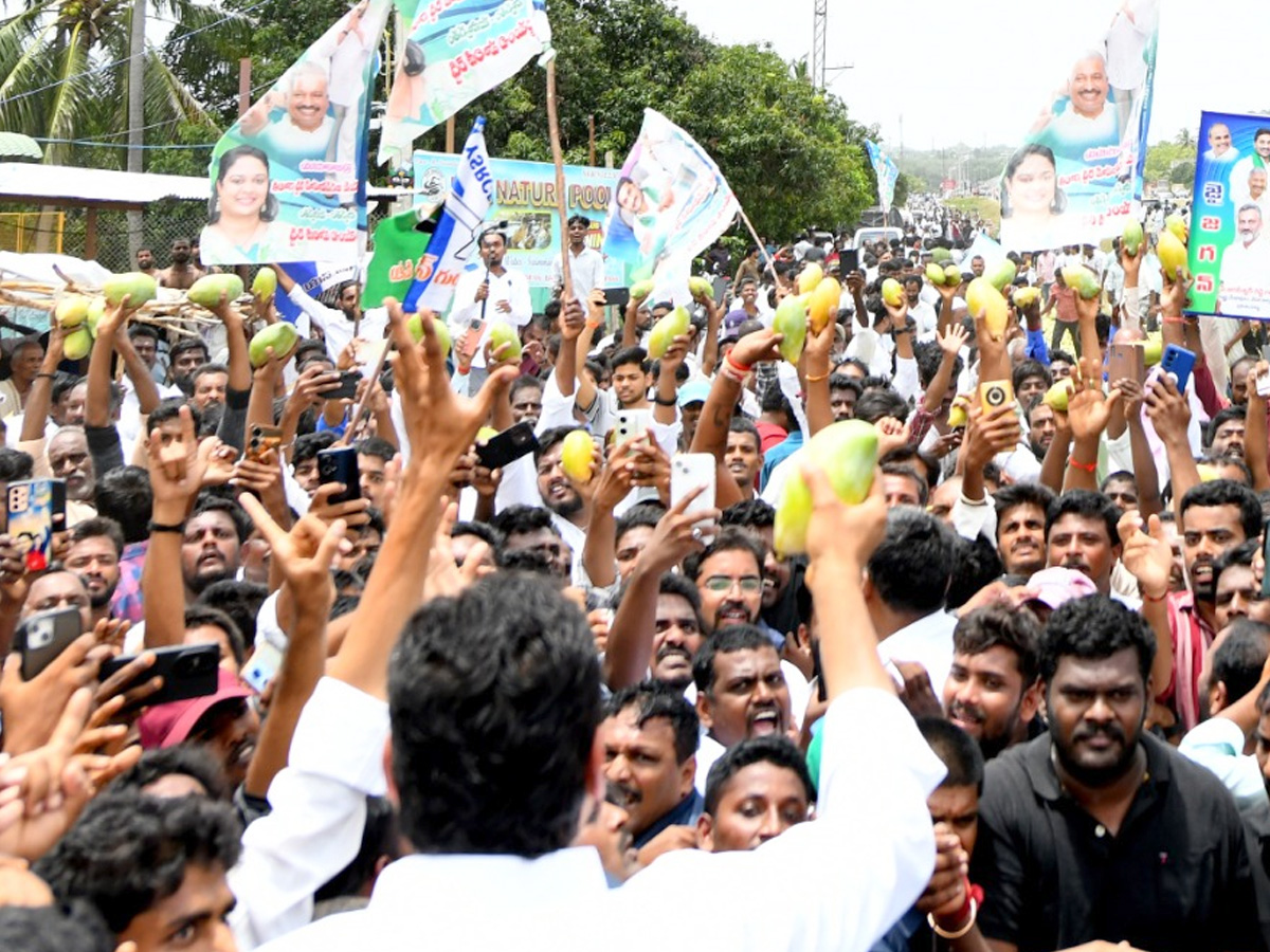 Heavy Public Crowd To Meet YS Jagan At Bangarupalyam Chittoor District Photos22