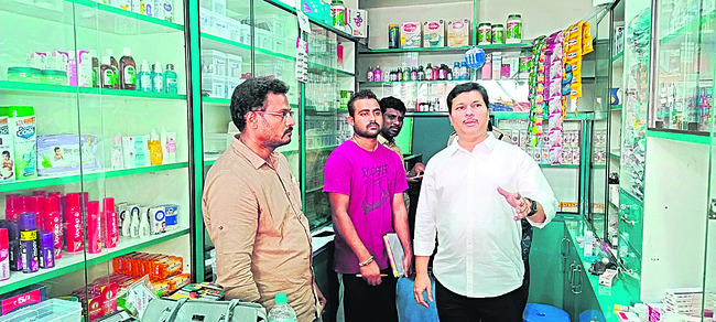 నిబంధనలు పాటించని మెడికల్‌ షాపులు1