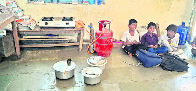 తరగతులు ఐదు.. గది ఒక్కటే!1
