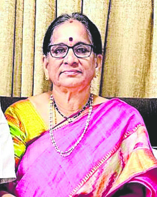 అదుపు తప్పి బస్సును ఢీకొన్న కారు1