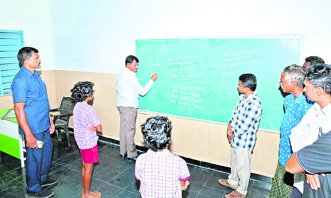 ఎమ్మెల్యే ఉపాధ్యాయుడైన వేళ..!
1