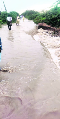 భారీ వర్షాలతో రోడ్లకు కోతలు1