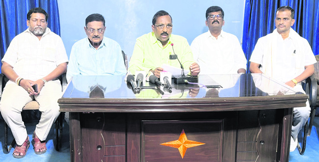 రిక్షాపై విరిగిపడిన చెట్టు కొమ్మ 1