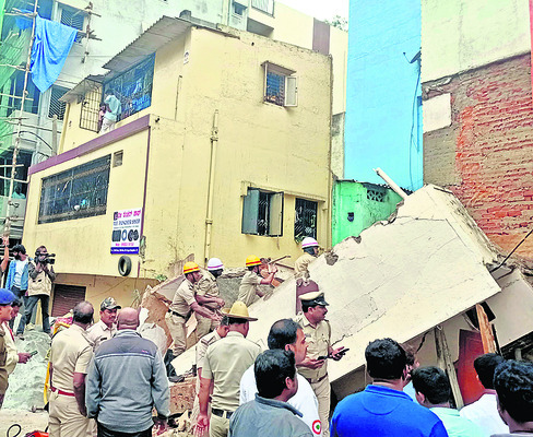 కూలిన పాత కట్టడం 2