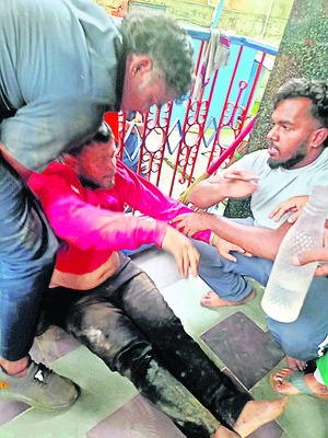 కూలిన పాత కట్టడం 1
