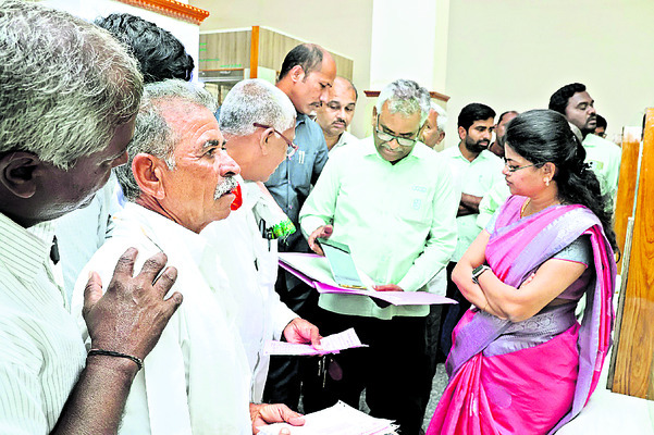 ముల్కనూరు సహకార సంఘం సేవలు భేష్1