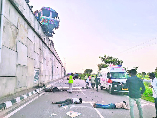 బ్రిడ్జి సైడ్వాల్ను ఢీకొట్టిన లారీ 1