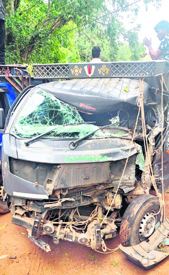 ఆగి ఉన్న లారీని ఢీకొట్టిన వ్యాన్‌ 1