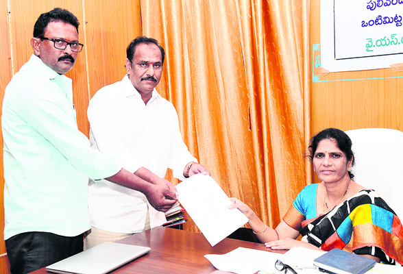 ‘ఇరగంరెడ్డి’ నామినేషన్‌ దాఖలు 1