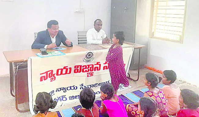 విద్యార్థులు కష్టపడి చదవాలి  
2