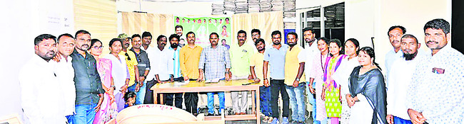రైల్వే స్టేషన్‌లో  కుక్కలు.. కోతులు2
