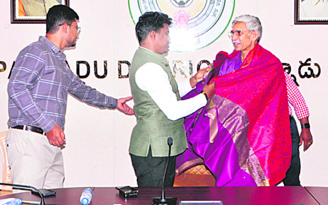 పీ 4పై అధికారులకు సూచించిన కలెక్టర్ పి.అరుణ్ బాబు 2