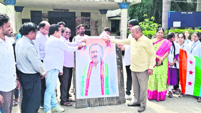 తెయూలో మిన్నంటిన సంబురాలు1