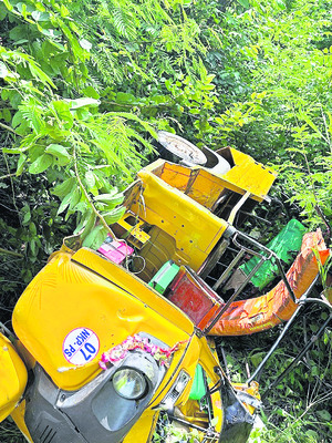ఘాట్‌రోడ్డులో ఆటో బోల్తా1