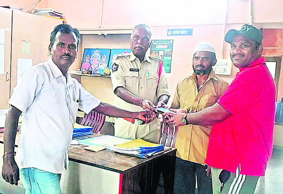 ఆటో డ్రైవర్ నిజాయితీ 1