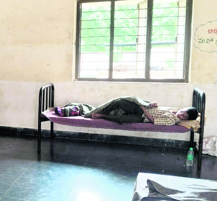 ఆశ్రమ పాఠశాలలో విద్యార్థులకు అనారోగ్యం1