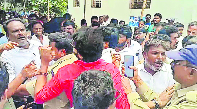 బియ్యం పంపిణీలో కూటమి నేతల కుమ్ములాట1