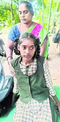 స్కూల్ ఆటో బోల్తా1