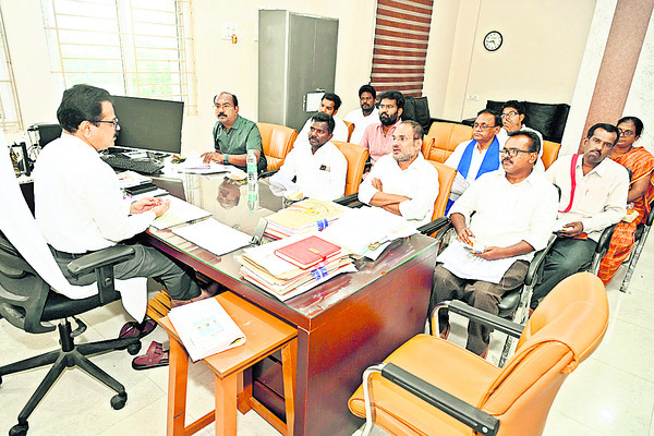 కూటమి నేత ఇంటి వద్దే ఇసుక విక్రయాలు 1